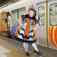 渡辺直美、ラッピング電車でハロウィンパフォーマンスを披露