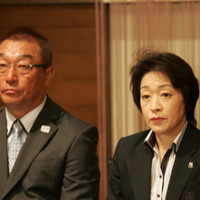 中野浩一・日本自転車競技連盟強化委員長と橋本聖子・日本自転車競技連盟会長