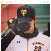 恥ずかしがる巨人の小林誠司…ファン「顔を隠しててもイケメンってわかる」 画像