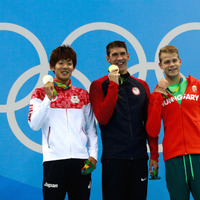 坂井聖人（左）がリオデジャネイロ五輪競泳男子200mバタフライで銀メダルを獲得（2016年8月8日）