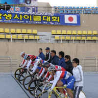 　親善大会時代から通算して15回目の開催となる日韓対抗学生自転車競技大会が11月2日に韓国・全州市の自転車競技場で開催された。大学男子、高校男子、女子（大学・高校混成）の3カテゴリーにそれぞれ5人、一国15選手からなるチームで、各種目同数がエントリーし、総合