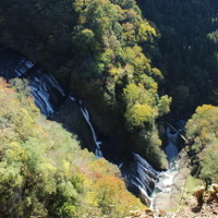 立神山の下山路には、袋田の滝を上から眺められるスポットがある