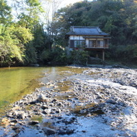 沢渡りは、水量が多いときは注意が必要