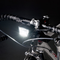 スマホが充電できる！280ルーメンの自転車用LEDライト登場 画像
