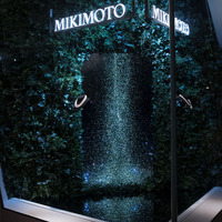 チームラボがミキモト銀座2丁目本店のショーウィンドウにてインタラクティブ作品「Sparkling Dream Tree by teamLab」を展示