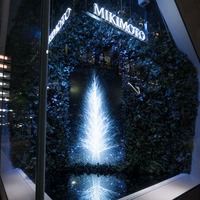 チームラボがミキモト銀座2丁目本店のショーウィンドウにてインタラクティブ作品「Sparkling Dream Tree by teamLab」を展示