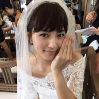 川口春奈が花嫁姿で報告「てっちゃんと結婚式」 画像
