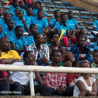 ウガンダで行われたバルセロナレジェンドの試合を観戦する人々