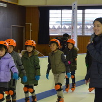 鈴木明子、出張体験型授業で小学生とスケート交流