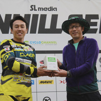 井手川直樹選手（左）より募金が贈呈された