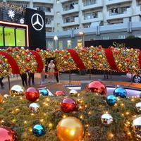 直径10メートルのクリスマスリース点灯式…メルセデスベンツが開催 画像