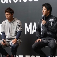 「adeidas Baseball 2017SS新製品発表会」に登壇した山田哲人（右）と高橋周平（2016年12月3日）