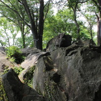 尖浅間の頂上。尖浅間の頂上には、岩がぎっしり。この岩で休憩したり、眺めを見たり。