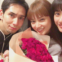平愛梨、アモーレ・長友佑都から“32本の赤いバラの花束”が届く