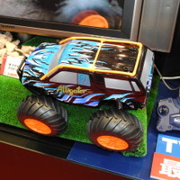 【東京おもちゃショー14】水陸両用のラジコンカー、3世代が楽しめるおもちゃに 画像