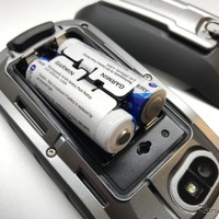 ニッケル水素バッテリーパックが付属するが、市販の単3乾電池でも使える