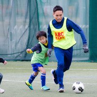 ABC-MARTアンバサダーの長友佑都、サッカークリニックで小学生とミニゲーム（2016年12月26日）