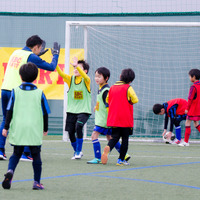 ABC-MARTアンバサダーの長友佑都、サッカークリニックで小学生とミニゲーム（2016年12月26日）