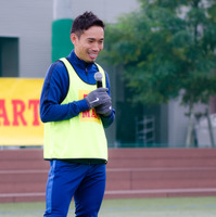 ABC-MARTアンバサダーの長友佑都、サッカークリニックで小学生とミニゲーム（2016年12月26日）