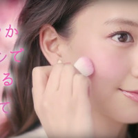 河北麻友子、CANMAKE新CMで恋する女性に