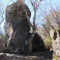 筑波山は奇岩の宝庫でもある。写真は北斗岩。
