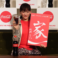 綾瀬はるか「おウチでコカ・コーラを飲みまくる！」…2017年はグラスも温度もこだわる 画像