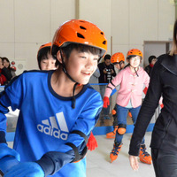 元アイスダンス日本代表のキャシー・リード、スケートで小学生と交流