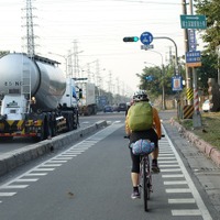 クルマとは構造分離されたレーンを、安全かつ快適に走れる台湾の幹線道路