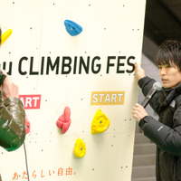 『au CLIMBING FES』でTEAM auの楢崎智亜（右）が一般参加者にレクチャー（2017年1月19日）