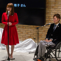 1→10ホールディングスの車椅子型VRロードレーサーゲーム発表会に登壇した中川翔子（左）と澤邊芳明社長（2017年1月27日）