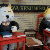 童話「猫の事務所」のマスコットがお出迎え。記念撮影もできる。
