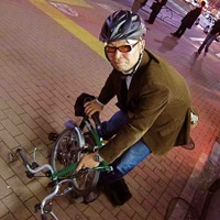 　自転車ツーキニストのトレンドリーダー、疋田智の連載コラム「自転車ツーキニストでいこう！」の最新コラムが公開されました。前回の「小径車は向かい風が苦手？」に続いて、最近愛用する小径車の魅力を語る。題して「小径車は下り坂が苦手？」。