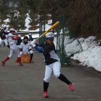 雪の残るグラウンドで、福知山成美の練習