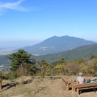 よく晴れた日の頂上から見た筑波山。（今回の取材日ではない）宝篋山頂からの筑波山の姿は、本当に美しい。