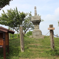 宝篋印塔。鎌倉時代に建てられたという墓塔、供養塔などに使われる仏塔の一種。宝篋山の名前の由来にもなっている。