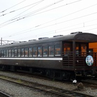 『夜桜列車』にはお座敷車や展望車も連結される。写真は展望車のスイテ82形。