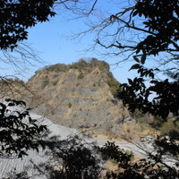 染谷佐志能神社がある山を登ると、採石の現場が見おろせた。