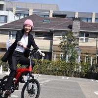 女優のん、電動自転車「BESV」新モデルに乗車！…報道陣にも笑顔で手を振る 画像