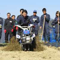 浅田舞、社会貢献プロジェクト大賞団体を訪問