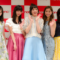 左からノンノモデルの鈴木友菜、新川優愛、本田翼、新木優子、西野七瀬（2017年3月21日）