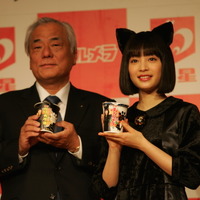 明星食品の松尾昭英社長と『すずネコ』というキャラクターになってCMに登場する広瀬すず