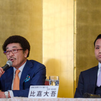 具志堅用高会長（左）と世界タイトルマッチに挑戦する比嘉大吾（2017年4月3日）