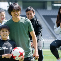 アディダスの『YOUNG ATHLETES CHALLENGE』に登壇した中村俊輔。子供にボールをプレゼント（2017年4月3日）