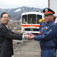 出発式では飛騨市長が運転士にハンドルを手渡した。
