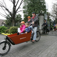 オランダとベルギー両国の外交官とその家族が都内を自転車でサイクリング