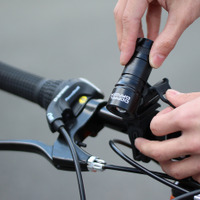 IPX7の防水性能を持つ自転車用LEDライト「ハイパワーLEDライト210」発売 画像