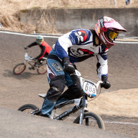 　BMXジャパンシリーズが静岡県伊豆市の日本サイクルスポーツセンターBMXコースで3月28日に開幕し、昨年までのスーパークラスから名称を改めた最高峰のエリートクラスで藤原海渡（MBK・OGK・ドラゴン）が優勝した。同会場のビッグイベント「サイクリングジャム’10」の