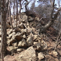 男山頂上付近の岩場。