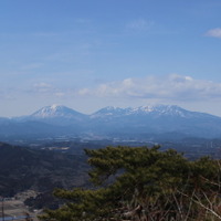 本山から見る日光アルプス。宇都宮アルプスから眺めると、こちらも餃子のように見えてしまう。