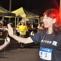 フルマラソンとともにスタート地点を後にした高橋尚子さんは10km地点でハーフマラソン参加者を応援